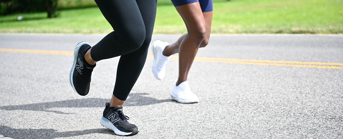 las piernas y los zapatos de dos mujeres en un camino corren juntos