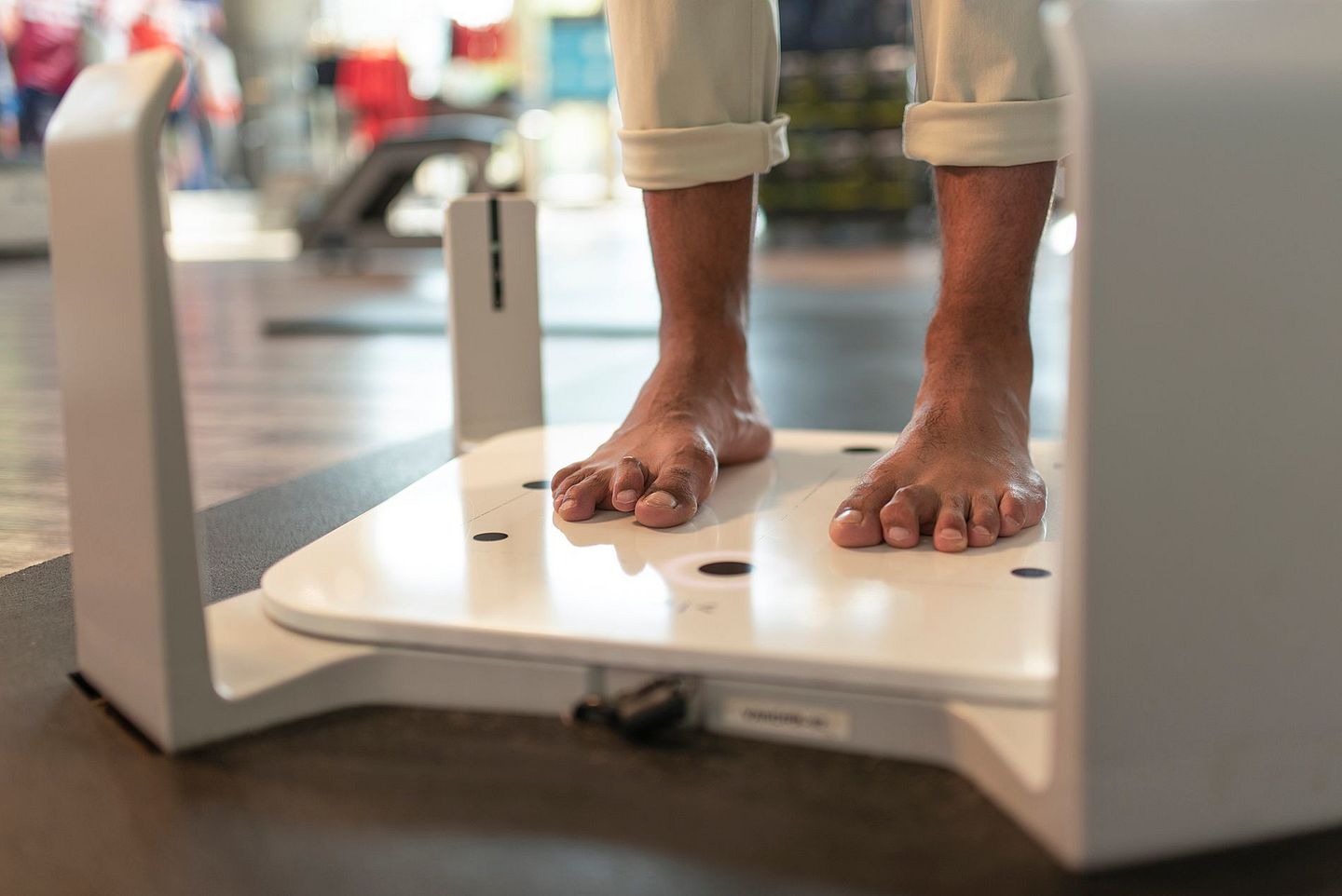 Un hombre mide sus pies en el escáner 3D.