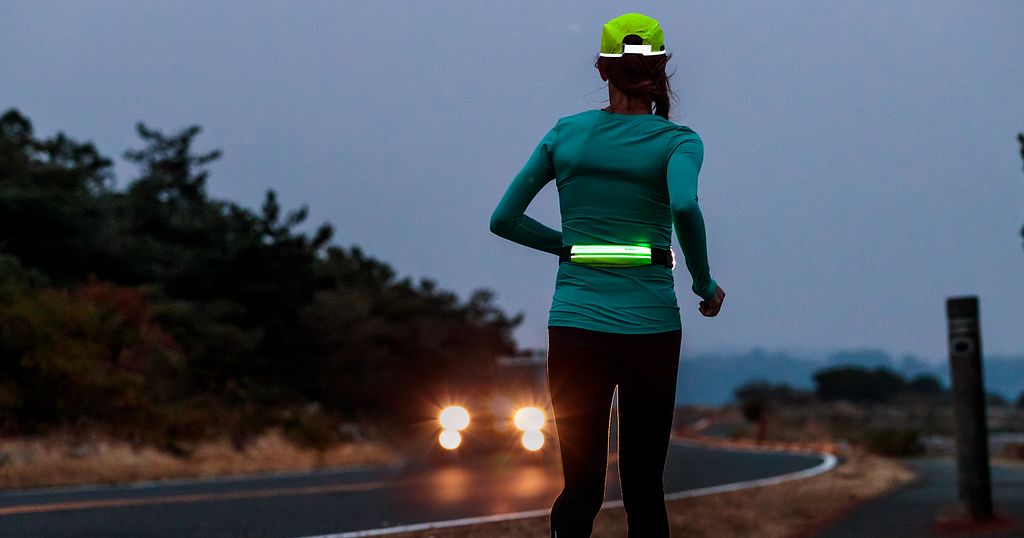 El nuevo equipo de visibilidad de Amphipod hace que correr en la oscuridad sea más fácil (y más seguro) que nunca