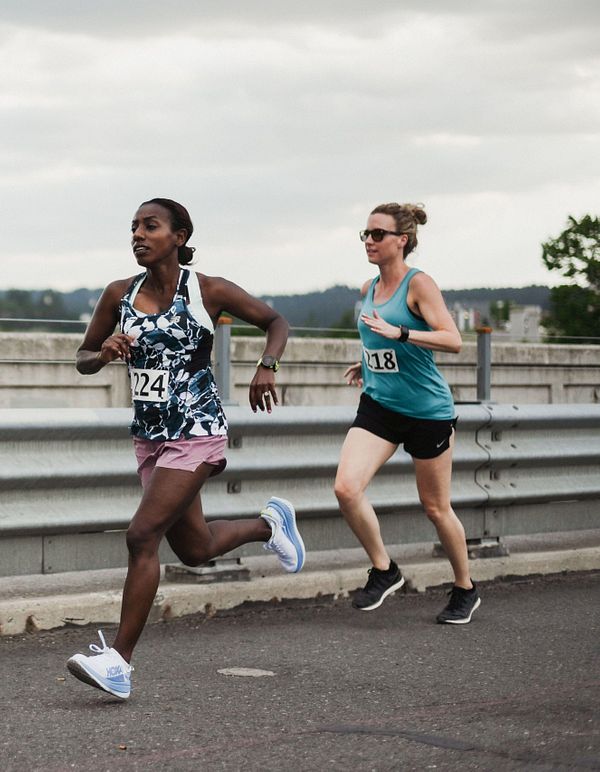 Dos mujeres corren juntas durante un maratón.