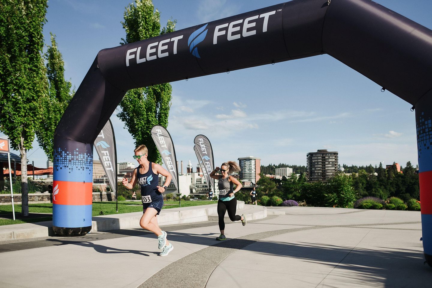 Los corredores cruzan la línea en una carrera de Fleet Feet.