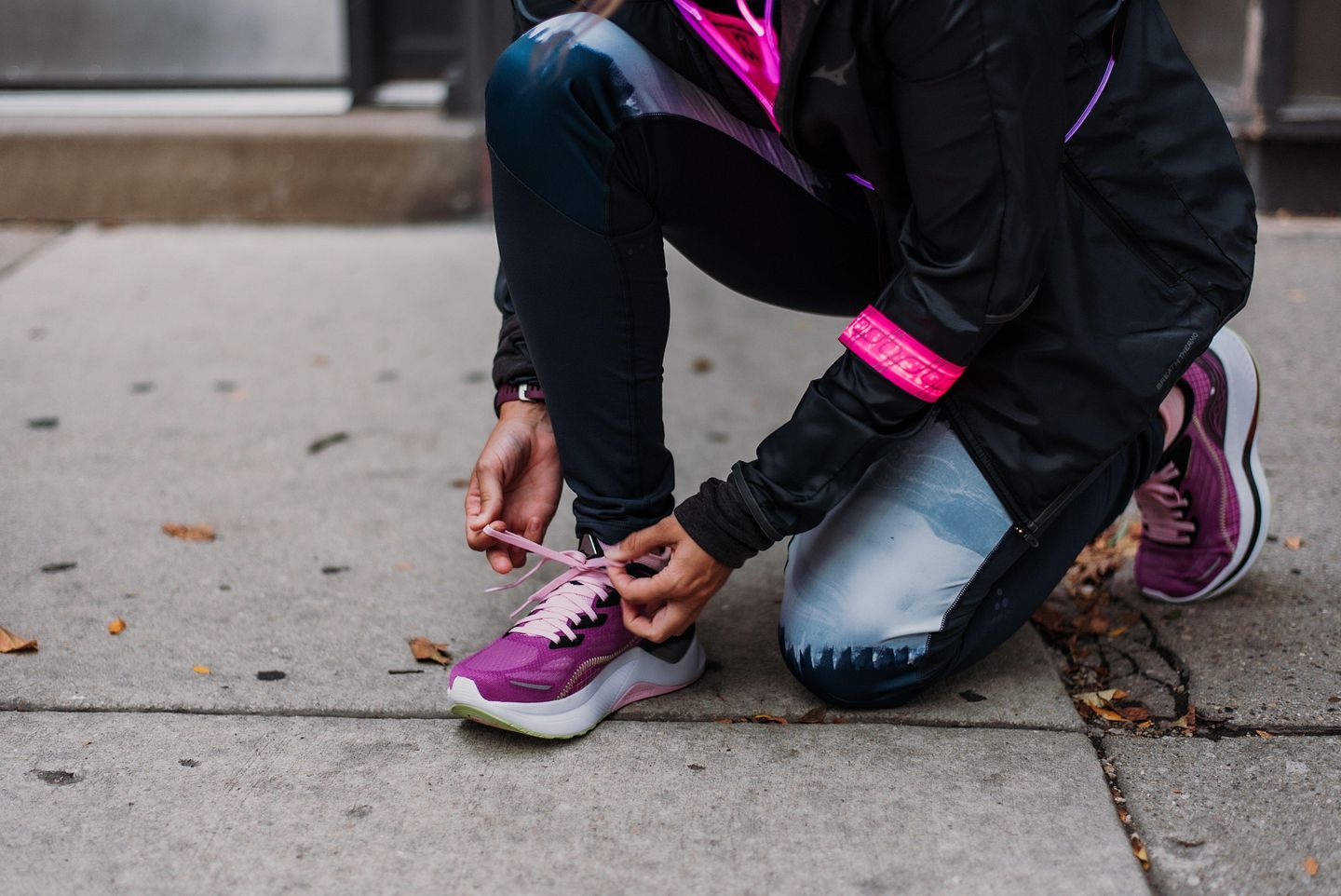 Una mujer se ata los zapatos antes de correr.