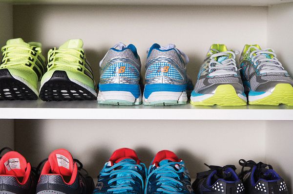 Seis pares de zapatos para correr sentados en un estante