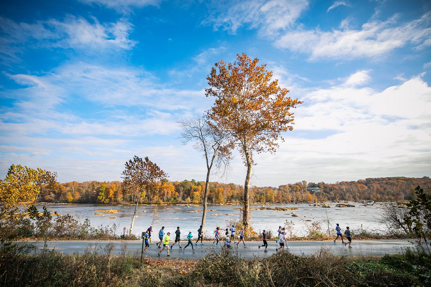 Los corredores corren a lo largo del río James durante el maratón de Richmond
