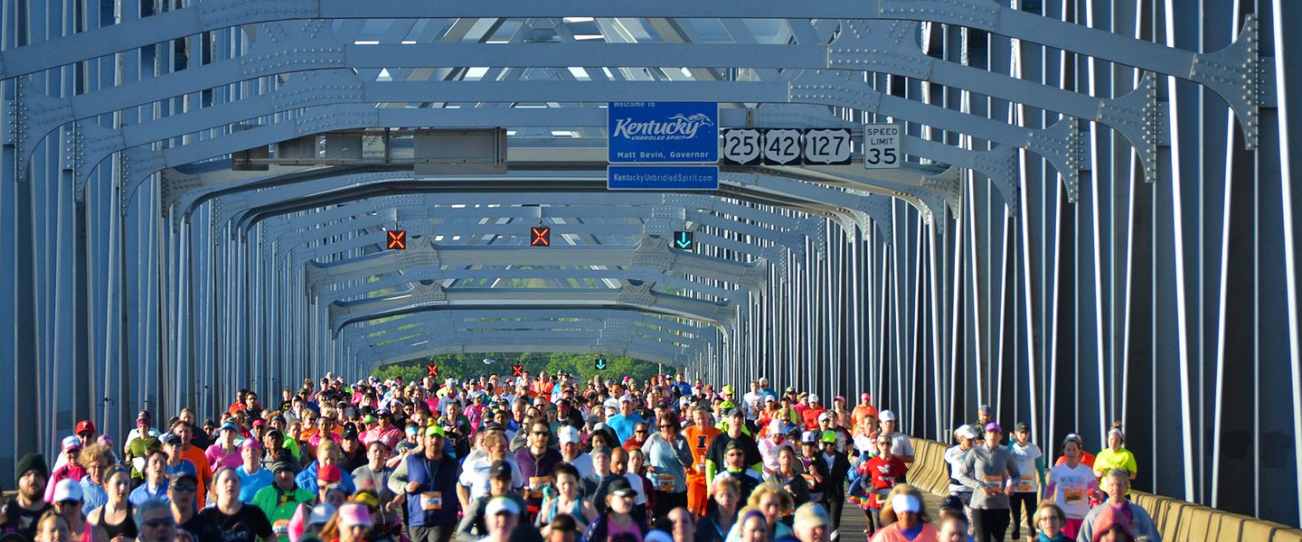 Los corredores cruzan un puente durante el Flying Pig Marathon.